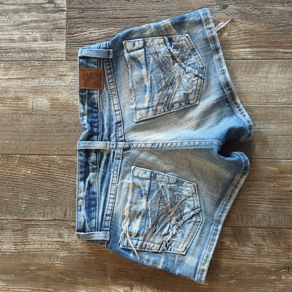 BKE med wash distressed denim jean shorty shorts sz 24 The Buckle style #BKL198 - Picture 2 of 8